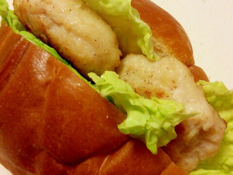 ロールパンで簡単♪鶏つくねと白菜のサンドイッチ